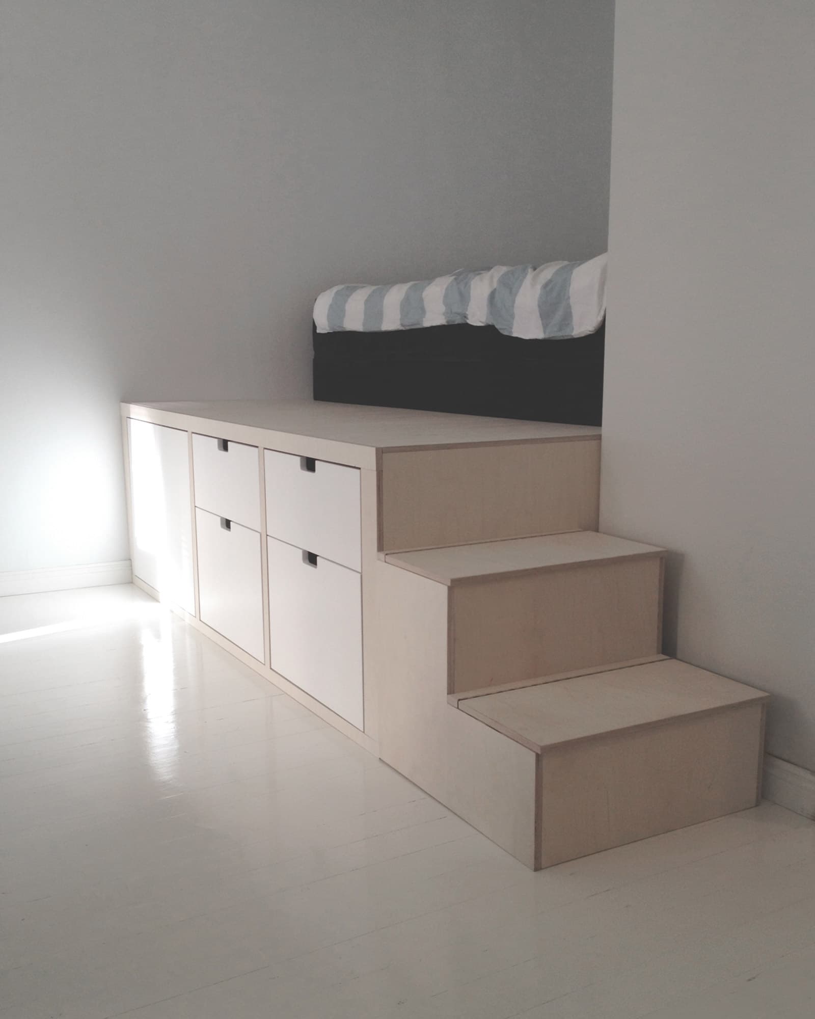 Bed end and railing spindles, handmade bespoke bed – Cabinet Maker Helsinki, Rekon Struktio
