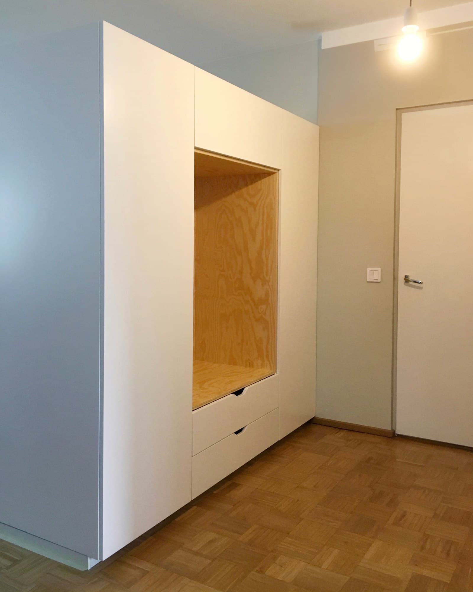 Kiintokalusteen hyllyt ja laatikostot lähikuvassa – Puuseppä Helsinki, Rekon Struktio